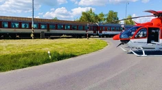 Vlak sa zrazil s autom plným ľudí: Medzi zranenými sú aj deti