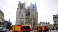 Utečenec z Rwandy sa k podpáleniu katedrály v Nantes priznal