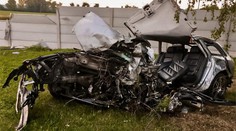 Tragická nehoda v Horných Semerovciach. Vodič (†45) neprežil čelnú zrážku s kamiónom, ktorý po náraze začal horieť