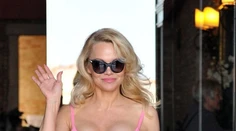 Pamela Anderson za romantickú krásku. Obrovský výstrih si však neodpustila