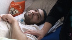 Dobitý väzeň Kamil je stále v kóme. Matka žiada milosť