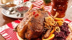 Kaša z celozrnnej ryže s cícerom, mandľami, riasou kombu a opečeným sezamom