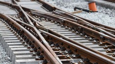 So synom (†1) si ľahla na koľajnice. Zrážku s vlakom prežila, obvinili ju z vraždy