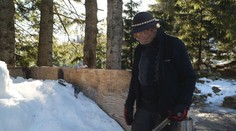 Počasie mu nepraje, na stavbu je sám. Legendárny chatár zbiera sneh po troškách, postaviť chce jedinečný Betlehem