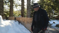 Počasie mu nepraje, na stavbu je sám. Legendárny chatár zbiera sneh po troškách, postaviť chce jedinečný Betlehem