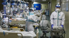 Čínski zdravotníci nesmú v kombinézach niekoľko hodín piť a jesť. Navyše nosia aj plienky