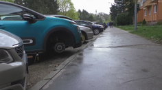 Vodiči zúria. V Prievidzi niekto prepichol pneumatiky na vyše 20 autách