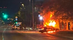 Dramatická nočná nehoda v Bratislave. Zdrogovaný a opitý vodič narazil do stĺpa, auto začalo horieť