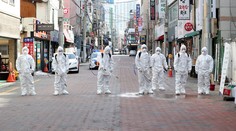 V pondelok bolo hlásených deväťkrát viac prípadov nákazy koronavírusom mimo Číny než v nej