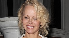 Prekvapujúci pár! Pamela Anderson zbalila šéfa WikiLeaks Juliana Assangea