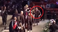 Chcel zažiariť, no takmer sa dolámal. Nepodarené salto z promócie je hitom internetu