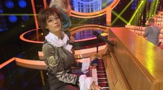 Jasmina si sadla za klavír. Vybuchnete od smiechu