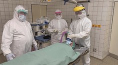 Náročný zákrok v špeciálnych podmienkach: Takto vyzerá operácia pacienta s koronavírusom