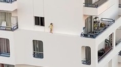 Strašný pohľad. Toto vymyslelo malé dieťa, keď sa rodičia sprchovali