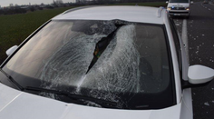 Kus ľadu z návesu prerazil čelné sklo na aute, vletel dovnútra a vodičovi poranil hlavu