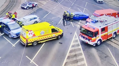 Nehoda paralyzovala centrum Bratislavy. Vozidlá skončili v električkovom koľajisku