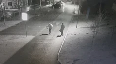 Rodinu, ktorá pomáha ľuďom v núdzi, zlodeji pripravili o takmer celú farmu. Zachytila ich pri tom kamera