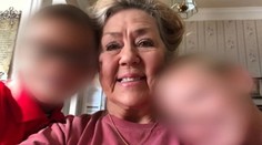 Malým bratom náhle zomrela stará mama. Týždeň žili sami v byte s jej mŕtvym telom