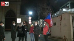 Prvý protest pred ruskou ambasádou v Prahe. Vchod poliali kečupom ako symbol preliatej krvi