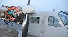 Na Považí vrtuľa lietadla odsekla mužovi ruku. Pilot bol opitý