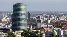 Tvrdí, že má platné oprávnenie. NBS upozorňuje, že na Slovensku tieto služby poskytovať nesmie