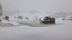 Husté sneženie, vietor a mráz opäť zablokovali niektoré horské priechody