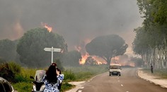 Obrovský požiar na juhu Francúzska, z kempov evakuovali vyše 3-tisíc ľudí