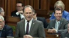 Tesné slipy. To je dôvod, prečo poslanec prerušil hlasovanie