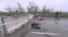 Uzavretý most poriadne skomplikoval život v Seredi. Stopku dostali aj vlaky, ktoré premávajú pod ním