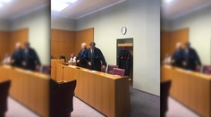 Manželku dobodal v aute priamo pred ich očami. Policajti, ktorí neochránili ženu, sa dozvedeli svoj trest