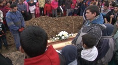 Chlapcov, ktorí zahynuli pri požiari, pochovali v jednej truhle. Na viac nemali