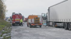 Čelná zrážka kamiónu s dodávkou v Krásnom nad Kysucou si vyžiadala jeden život