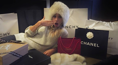 Osemnástka míňa nehorázne peniaze. Trikrát hádajte, odkiaľ ich má