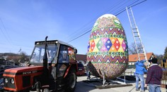 Najväčšia kraslica na Slovensku je v Lemešanoch: Zdobili ju vrchnákmi z PET fliaš