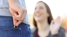 Mal tri manželky naraz, trojitý život sa mu darilo tajiť, kým ho odhalila náhoda. Na súd prišiel s novou priateľkou