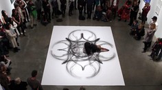 ´Psychadelické´ umenie: Tanečnica sa zvíja na zemi a zároveň kreslí