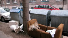 Novorodenec nájdený v kontajneri v Pardubiciach prežil mrazivú noc. Polícia vypátrala jeho matku