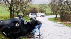 Pri Rimavskej Sobote havarovali na VW Golf bratia. Prežil len ten mladší 16-ročný