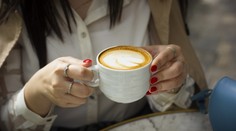 Krok za krokom od prvého dúška. Čo sa deje v našom tele, keď vypijeme šálku kávy