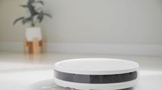 Španiel sa na diaľku zmocnil robotických vysávačov po celom svete. Nešlo mu o strašenie, chcel poukázať na problém