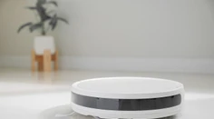 Španiel sa na diaľku zmocnil robotických vysávačov po celom svete. Nešlo mu o strašenie, chcel poukázať na problém