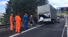 Smrteľná nehoda pri Čadci s dodávkou plnou migrantov. Jeden mŕtvy