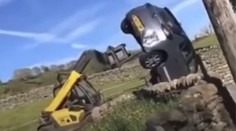 VIDEO: Farmár sa radikálne vysporiadal s mužom parkujúcim na jeho pozemku