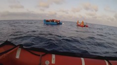 Pri pobreží Líbye našli najmenej 10 tiel migrantov, na člne bolo 130 ľudí