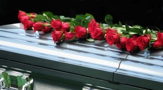 V Británii pochovali prvú detskú obeť. Rodičia a súrodenci pre karanténu na pohreb neprišli