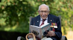 Slávny veterán Tom Moore (100), ktorý vyzbieral milióny pre zdravotníkov, má koronavírus