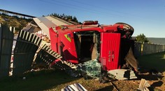 Pri obci Zádiel sa prevrátil kamión