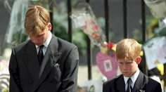 William a Harry opísali moment, kedy im otec oznámil, že mama je mŕtva