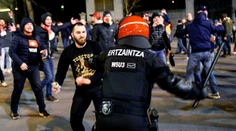 VIDEO: V uliciach Bilbaa vyčíňalo 800 ruských chuligánov. Po zásahu zomrel policajt