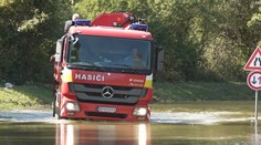 Obec Chľaba je už druhý deň odrezaná od sveta. Miestni si pomáhajú navzájom